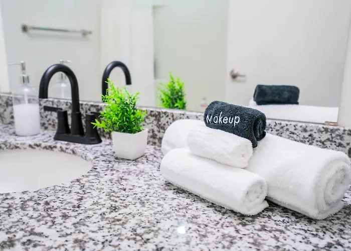 Apartamento Calm 2bd - Dt - Gym, Pool, Parking - Sleep 8 *