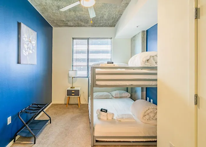 Calm 2bd - Dt - Gym, Pool, Parking - Sleep 8 Phoenix