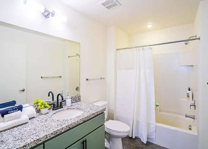 Calm 2bd - Dt - Gym, Pool, Parking - Sleep 8 Apartamento