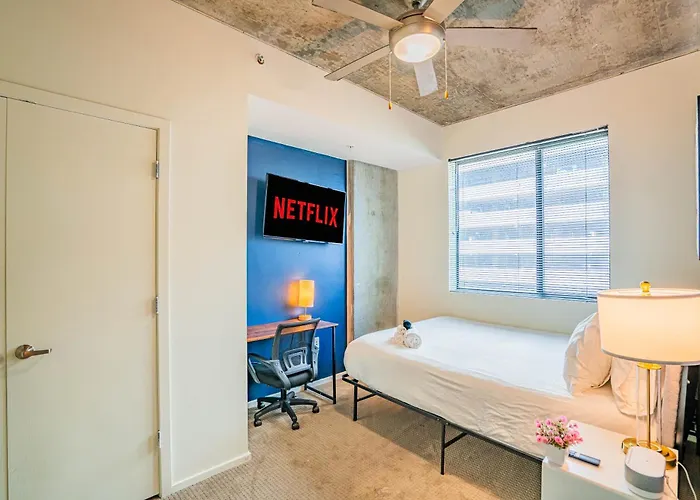Calm 2bd - Dt - Gym, Pool, Parking - Sleep 8 Phoenix