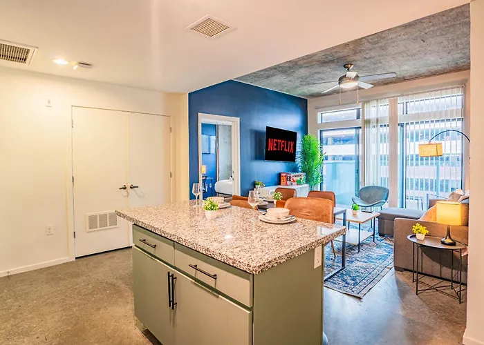 Calm 2bd - Dt - Gym, Pool, Parking - Sleep 8