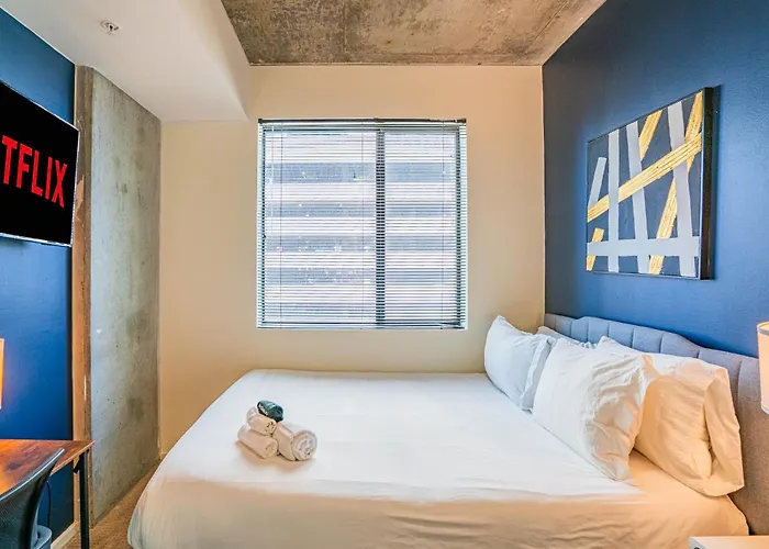 Calm 2bd - Dt - Gym, Pool, Parking - Sleep 8 Apartamento