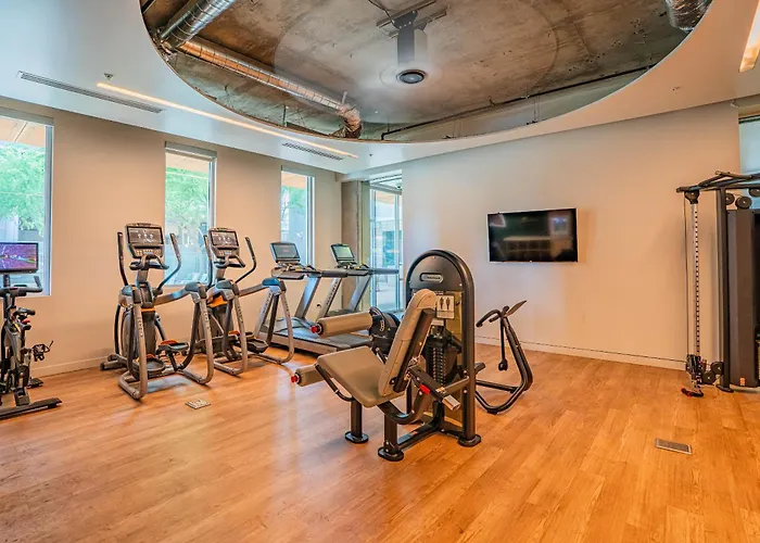 Calm 2bd - Dt - Gym, Pool, Parking - Sleep 8