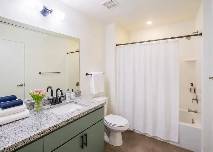 Calm 2bd - Dt - Gym, Pool, Parking - Sleep 8 Apartamento